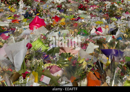 Ein Foto von Blumen ist nach der Belagerung von Sydney im Dezember 2014 an Martin Stelle platziert. Stockfoto