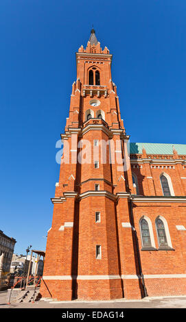 Glockenturm der katholischen Basilika von der Entschlafung der seligen Jungfrau Maria (ca. 1897) in Lodz, Polen. Architekt Konstanty Wojcie Stockfoto