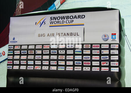 ISTANBUL, Türkei - 20. Dezember 2014: Podium der FIS Snowboard World Cup Big Air. Dies ist die erste Big Air Event für Männer und w Stockfoto