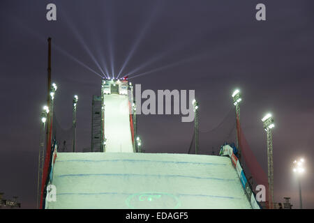 ISTANBUL, Türkei - 20. Dezember 2014: Springen Rampe des FIS Snowboard World Cup Big Air. Dies ist die erste Big Air Event für beide, Männer Stockfoto