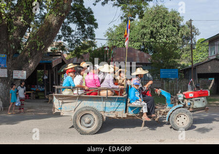 Prozession mit einem Wagen, gezogen von einem chinesischen gebaut Jieneng Zugmaschine, Hsipaw, Shan State in Myanmar Stockfoto