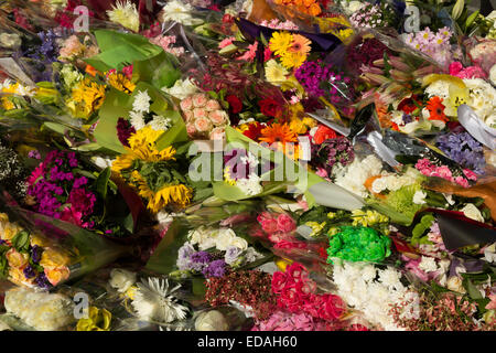 Ein Foto von Blumen ist nach der Belagerung von Sydney im Dezember 2014 an Martin Stelle platziert. Stockfoto