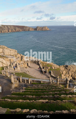 Logan Rock Landzunge gesehen von Minack Theatre, Porthcurno, Cornwall, England Stockfoto