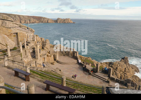 Logan Rock Landzunge gesehen von Minack Theatre, Porthcurno, Cornwall, England Stockfoto