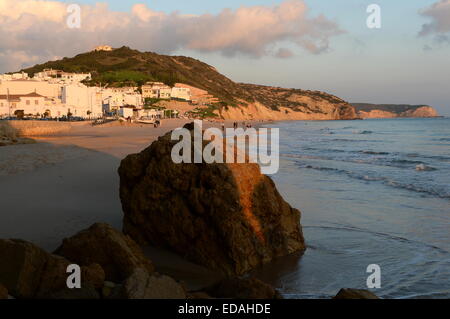 Salema Strand und Felsen im Vordergrund Stockfoto