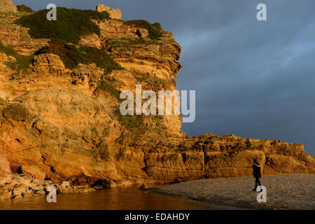 gelbe farbige Klippen am Figuiera Strand in der untergehenden Sonne glühen Stockfoto