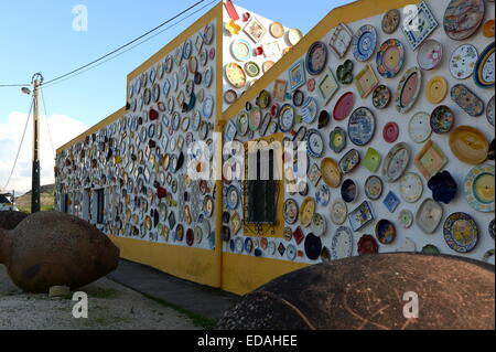 Multi farbige Keramik-Keramik und Platten schmücken die außerhalb von der Künstler-Shop bei Vila de Bispo Stockfoto