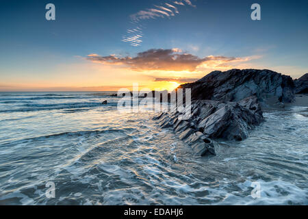 Sonnenuntergang über Felsen am Strand von Sharrow, Teil von Whitsand Bay in Cornwall Stockfoto