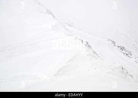 Schneebedeckte Felsen Detail am Berghang von Blencathra, Keswick, Cumbria Seenplatte Stockfoto