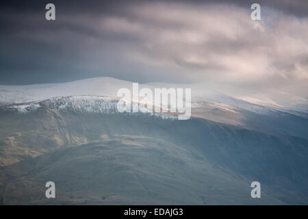 Schneebedeckte Threlkeld mit Sonnenlicht Strahl von Blencathra Keswick Lake District Stockfoto