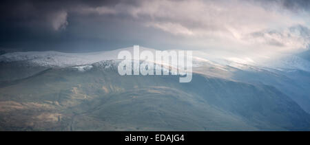 Schneebedeckte Threlkeld mit Sonnenlicht Strahl von Blencathra Keswick Lake District Stockfoto