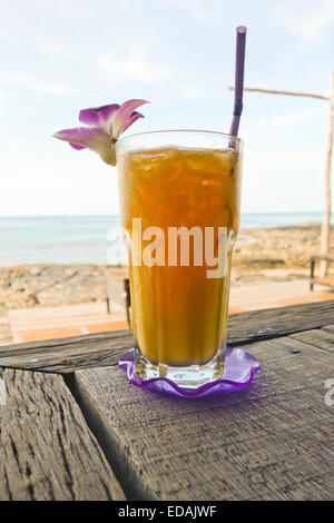 Frische Mango-Saft in Restaurant-Bar mit Meerblick hinter. Thailand. Asien. Stockfoto