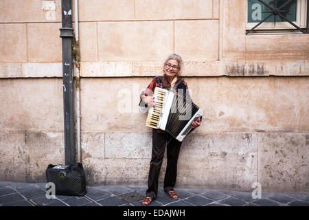 Straßenmusiker mit Akkordeon in Rom, Italien Stockfoto