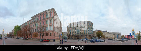 Panorama-Mikhailivska-Platz und Volodymyrskyi Passage in Kiew, Ukraine, bewölkten Tageszeit malerische. Stockfoto