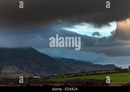 Ardara, County Donegal, Irland. 4. Januar 2015. Sturm Wolken über Slievetooey Berg oberhalb des Dorfes Westküste. Bildnachweis: Richard Wayman/Alamy Live-Nachrichten Stockfoto