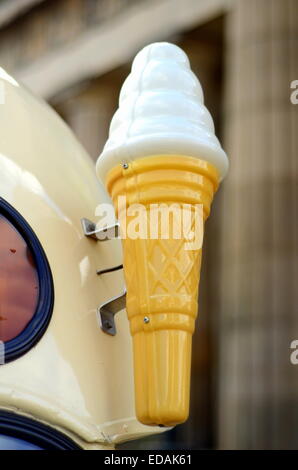 Eis auf Vintage Eiswagen Stockfoto