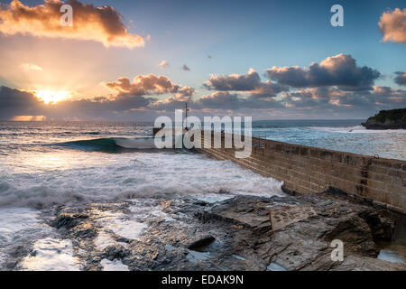 Wellen, die gegen die Pier am Hafendamm an der Küste von Cornwall Stockfoto