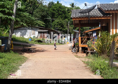 Straße in Sea Gypsy Village, Sang-Ga-u Moken, Koh Lanta, Provinz Krabi, Thailand, Südostasien. Stockfoto