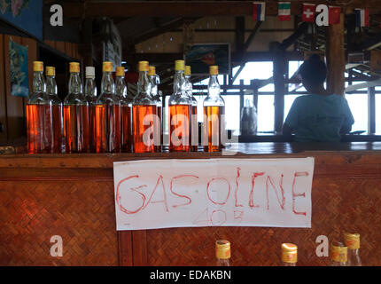 Benzin von der Flasche für Roller in einer Bar verkauft. Koh Lanta, Koh Lanta, Thailand. Süd-Ost-Asien. Asiatische. Stockfoto