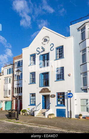 Sightseeing: weißen historischen Gebäude Sitz der Portsmouth Segelclub, der Alte Konsulat, 21 Badewanne Square, Portsmouth PO1 2JL, Großbritannien Stockfoto