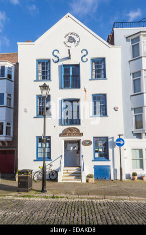 Sightseeing: weißen historischen Gebäude Sitz der Portsmouth Segelclub, der Alte Konsulat, 21 Badewanne Square, Portsmouth PO1 2JL, Großbritannien Stockfoto