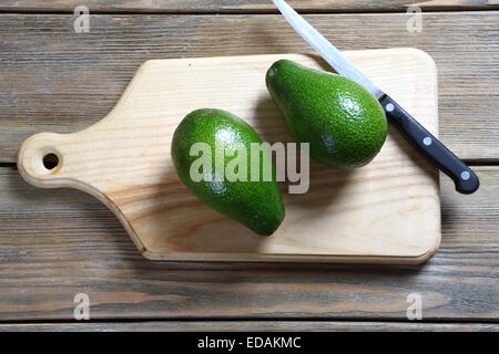 Grünen Avocado auf dem Brett, Essen Stockfoto