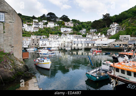 Fischerei- und Boote im Innenhafen von Polperro, Cornwall Stockfoto