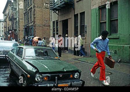 USA, HARLEM, NEW YORK CITY-APRIL 1978. Straßen von Harlem, New York City. Stockfoto