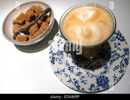 Cafe Latte und Zucker in London-Café-bar Stockfoto