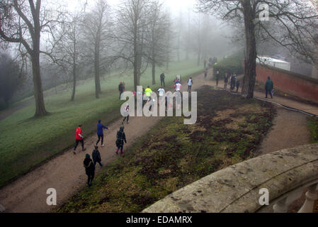 Alamy Cliveden an einem nebligen & frostigen Januar Morgen statt der Burnham Jogger ihre jährliche 10k laufen, nicht so kalt Stockfoto