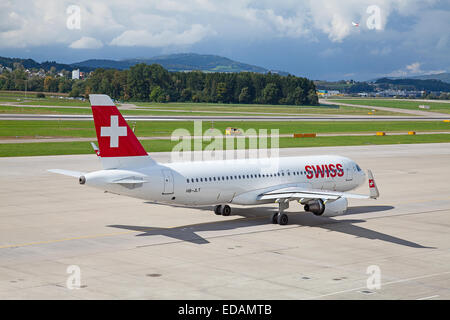 Zürich - 21.September: Swiss Air a-320 Vorbereitung Flug am 21. September 2014 in Zürich, Schweiz. Der Flughafen Zürich ist nach Hause Stockfoto