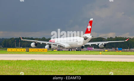 Zürich - 21.September: Swiss Air a-340 Vorbereitung Flug am 21. September 2014 in Zürich, Schweiz. Der Flughafen Zürich ist nach Hause Stockfoto