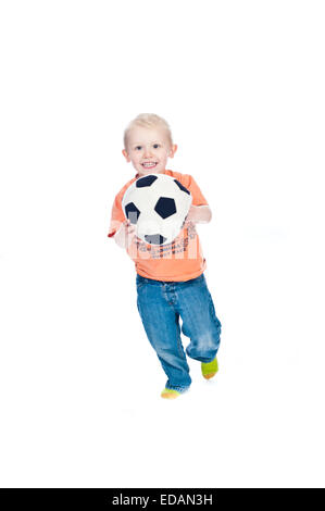 Junge im Studio mit Schaum Fußball spielen Stockfoto