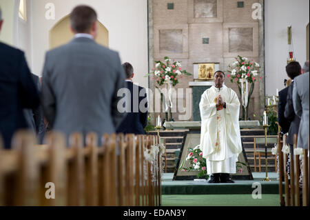 Priester, die Durchführung der Messe in der Kirche Stockfoto