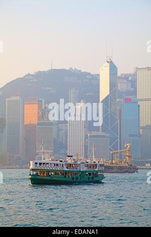 HONG KONG - Dezember 3: Fähre "Morning Star" cruising Victoria Harbour bei Sonnenaufgang am 3. Dezember 2010 in Hong Kong, China.Ferry Stockfoto