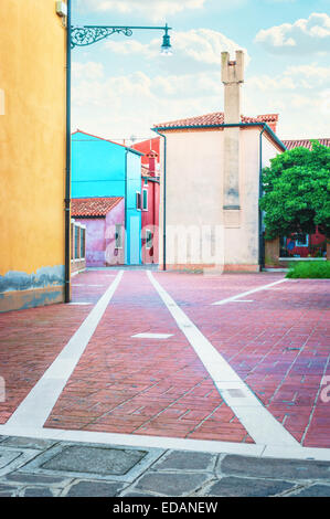 Straßenansicht in Burano in der Nähe von Venedig, Italien. Stockfoto
