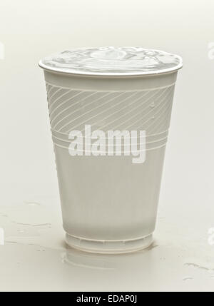 Einem weißen Plastikbecher einen weißen Hintergrund mit Wasser für ein erfrischendes Getränk Stockfoto