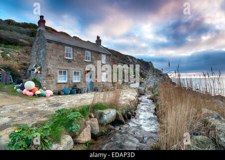 Altes Fischerhaus auf der South West Coast Path Penberth Cove, einem kleinen Fischerdorf in der Nähe von Penzance in Cornwall Stockfoto