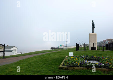 Küsten Stadt Herne Bay in der Grafschaft Kent mit Statue der Erfinder Sir Barnes Wallis uk Januar 2015 Stockfoto