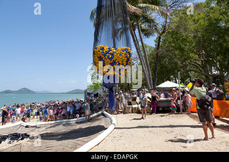 Rotary Club startet das Entenrennen in Palm Cove Australien Stockfoto