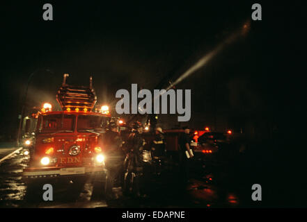 USA, SOUTH BRONX, NEW YORK CITY - AUGUST 1977. New York City Feuerwehrauto Feuer in der South Bronx besucht. Stockfoto