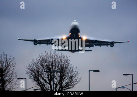 3. Januar 2015, Heathrow Airport, London. Niedrige Wolken und Regen bieten ideale Voraussetzungen Gefolge Wirbel und "Flusen" kondensiert Feuchtigkeit über die Flügel von landenden Flugzeuge zu beobachten. Mit der Start-und Landebahn sichtbar nur in letzter Minute mussten mehrere Flugzeuge ein "Go-Round", Verzicht auf ihre ersten Versuche landen zu leisten. Bild: Mit Wasserdampf "Flusen" über seine Flügel Oberflächen zieht eine British Airways Boeing 747 Jumbo Jet von London Heathrow. Stockfoto