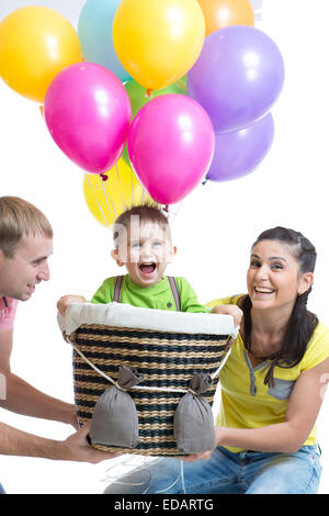 Familie mit Sohn im Flug auf einem behelfsmäßigen Ballon spielen Stockfoto