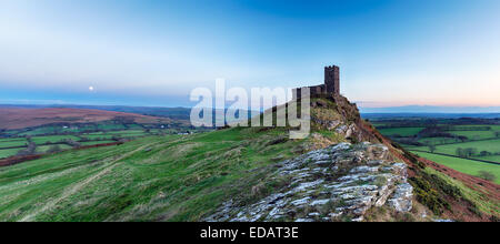 Der Vollmond steigt über Brentor auf Dartmoor National Park in Devon Stockfoto