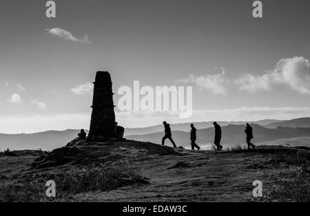 Wanderer, nähert sich der Gipfel Cairn auf Latterbaroow, in der Nähe von Hawkshead, Lake District, Cumbria Stockfoto