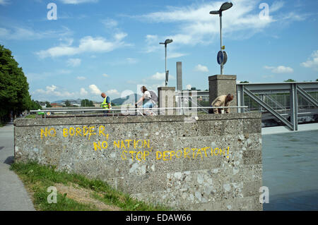 Graffiti gesprüht auf Brücke in Salzburg Rechtschreibung "No Boarder No Nation Stop Deportation" Stockfoto