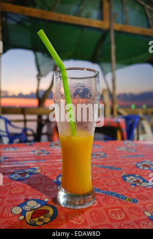 Frische Mango-Saft in Restaurant-Bar mit Sonnenuntergang hinter. Thailand. Asien. Stockfoto