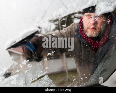 Arbeiten mit Eiskratzer Stockfoto