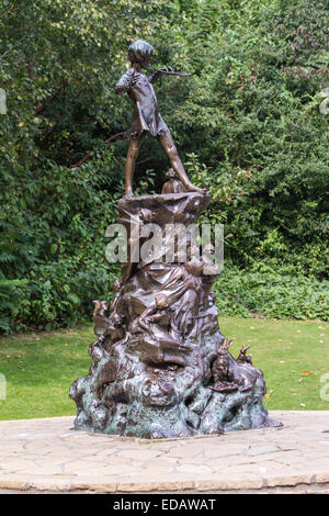 LONDON, UK - 23. September 2014: Peter Pan Statue in den Kensington Gardens, London Stockfoto