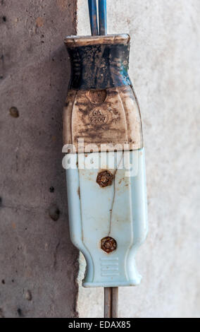 Alte Stecker ist für die Beleuchtung im Haus anschließen. Stockfoto